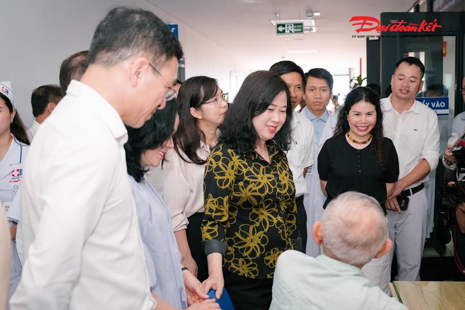 Bộ trưởng Bộ Y tế Đào Hồng Lan trò chuyện với bệnh nhân ung thư tại Bệnh viện Ung bướu Nghệ An. Ảnh: PT