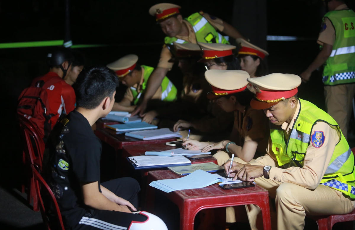 Lực lượng CSGT, Công an TP Đà Nẵng lập biên bản xử lý hàng chục trường hợp vi phạm.  Ảnh: CĐ.