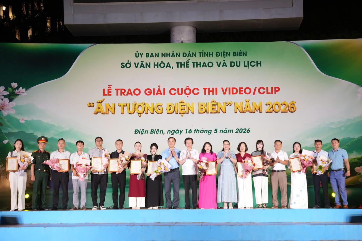 Ban tổ chức trao thưởng và chúc mừng các cá nhân đạt giải. Ảnh: T.H.
