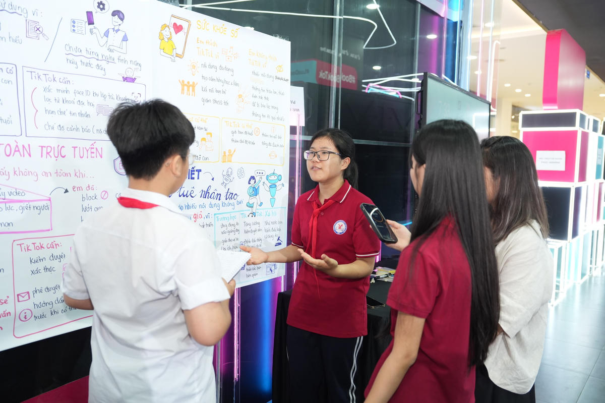 Sự kiện thu hút nhiều phụ huynh và học sinh tham gia. Ảnh: NCA.