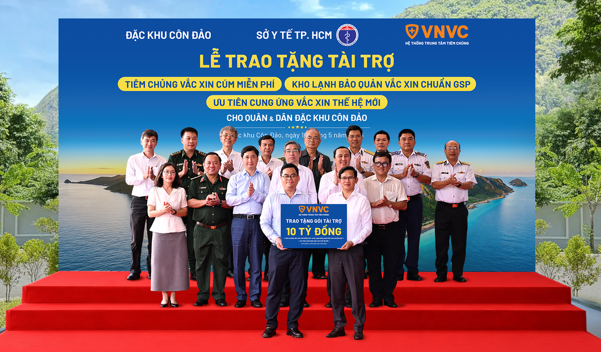 Ông Nguyễn Phước Lộc - Ủy viên Ban Chấp hành Trung ương Đảng, Phó Bí thư Thành ủy, Chủ tịch Ủy ban MTTQ Việt Nam TP.HCM; TS.BS Huỳnh Minh Chín - Phó Giám đốc Sở Y tế TP.HCM; ông Lê Hoàng Hải - Bí thư Đảng ủy Đặc khu, Chủ tịch HĐND Đặc khu Côn Đảo cùng đại diện các sở, ban, ngành, lực lượng cảnh sát biển và đông đảo nhân dân địa phương chứng kiến Lễ trao tặng Gói tài trợ của VNVC tại Đặc khu Côn Đảo. Ảnh: Minh Trung