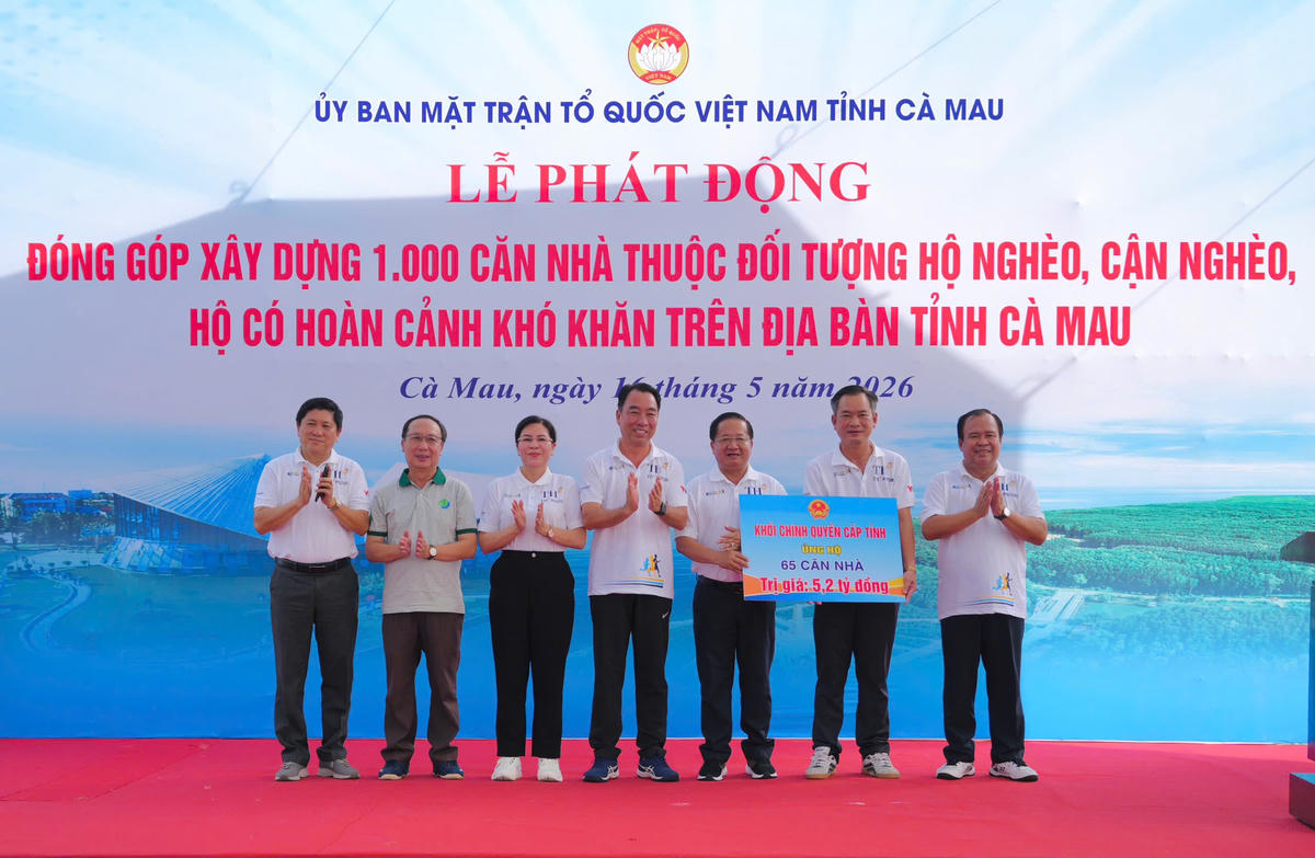Ông Lê Thanh Triều, Ủy viên Ban Thường vụ Tỉnh ủy, Phó Chủ tịch Thường trực Ủy ban MTTQ Việt Nam tỉnh tiếp nhận của khối chính quyền cấp tỉnh đăng ký ủng hộ 65 căn. Ảnh MT