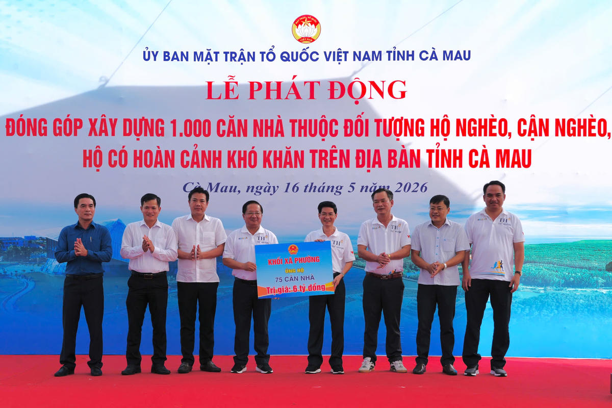 Ông Lê Thanh Triều, Ủy viên Ban Thường vụ Tỉnh ủy, Phó Chủ tịch Thường trực Ủy ban MTTQ Việt Nam tỉnh tiếp nhận của khối các xã, phương đăng ký ủng hộ 75 căn. Ảnh MT