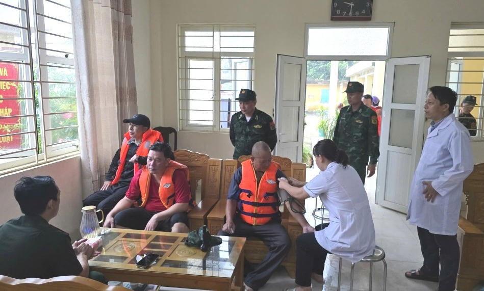 4 ngư dân gặp nạn được chăm sóc sức khỏe.&nbsp;Ảnh: Đồn Biên phòng Thanh Lân.