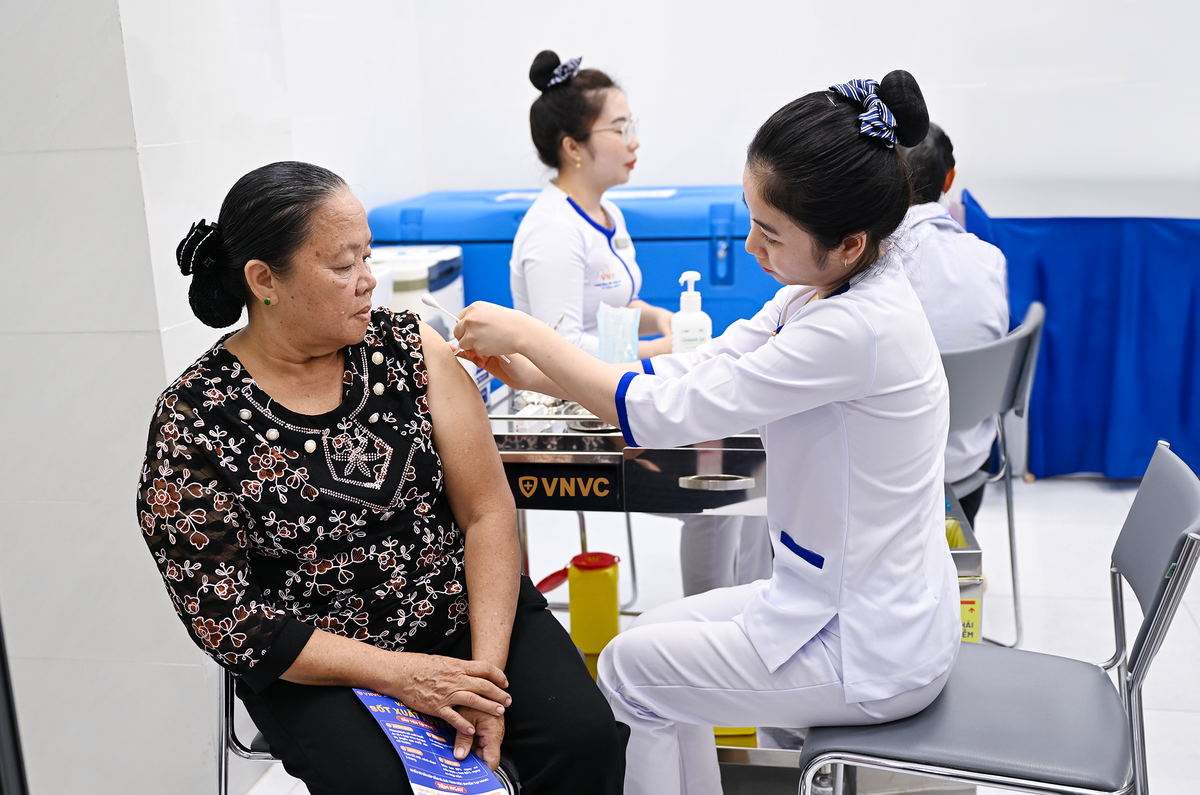 Bà Huỳnh Thị Kim Loan vui mừng khi được Hệ thống Tiêm chủng VNVC tiêm vắc xin cúm miễn phí, ngày 16/5. Ảnh: Minh Trung