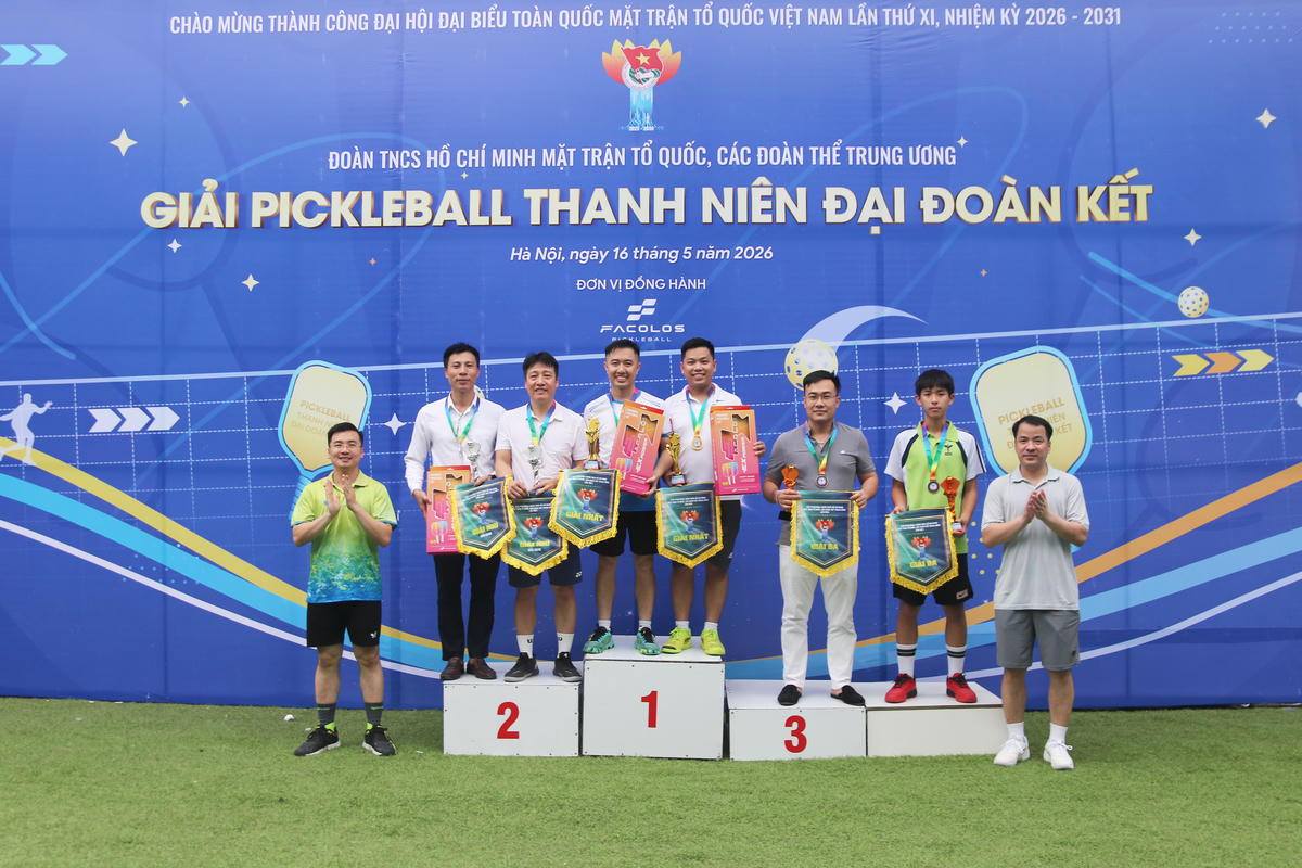 Phó Bí thư Đảng ủy MTTQ, các đoàn thể Trung ương Ngô Văn Cương chụp ảnh lưu niệm cùng các vận động viên xuất sắc của giải đấu.