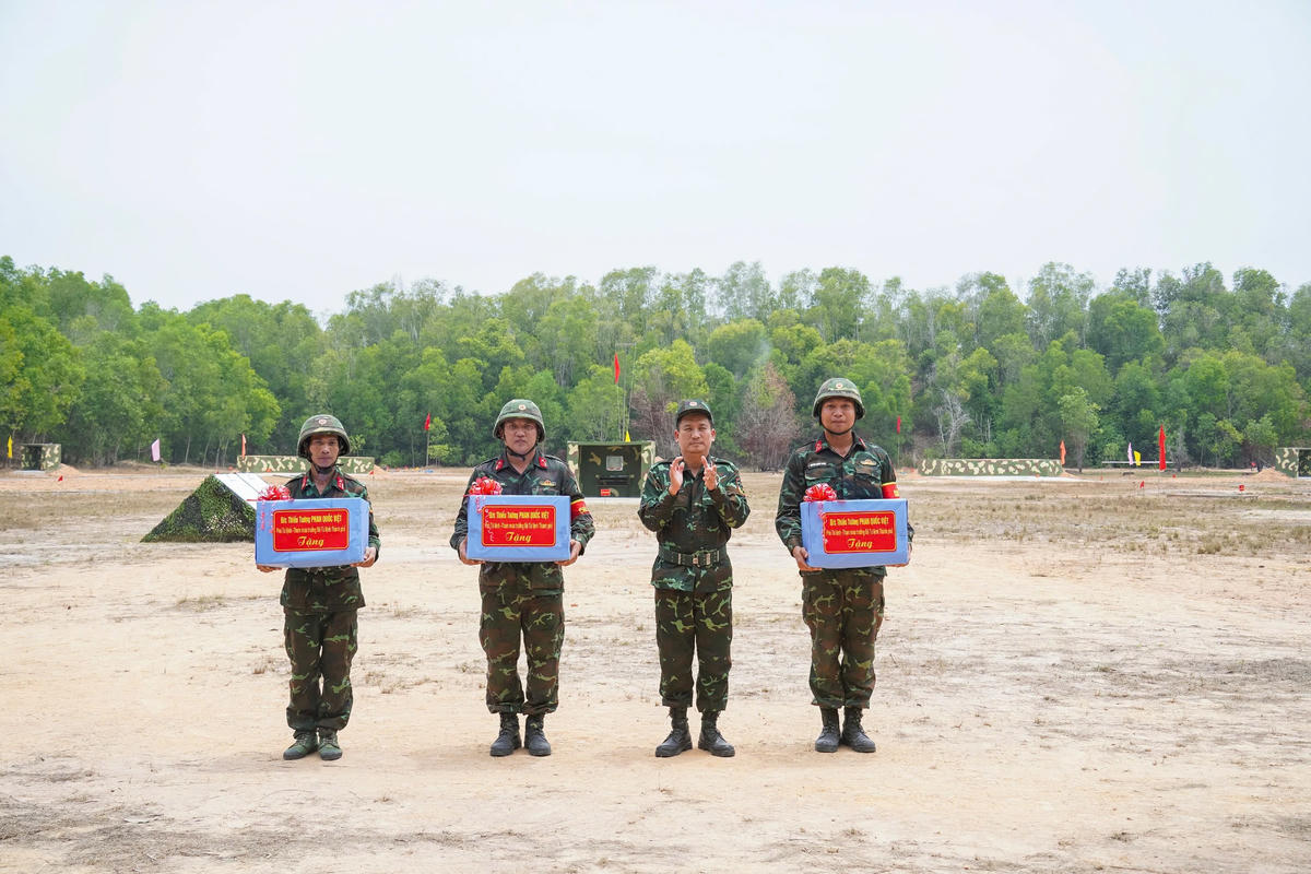 Quang cảnh tặng quà lực lượng tham gia tập huấn. Ảnh: Nguyên Phú.