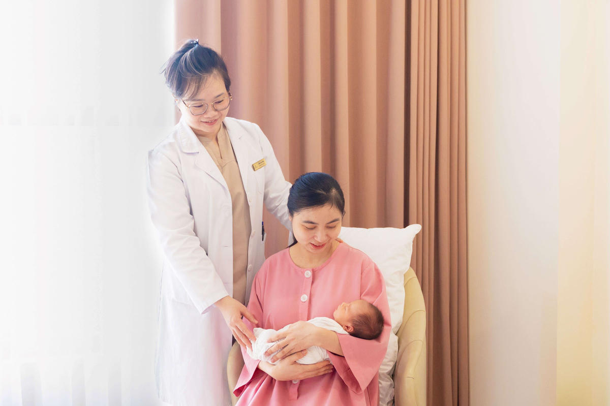 Bác sĩ và gia đình xúc động chào đón em bé sau thời gian điều trị nhiều căng thẳng.