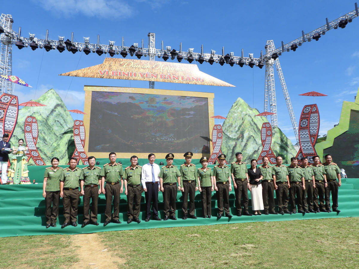 Các đại biểu của Cục Truyền thông CAND, Công an tỉnh Sơn La, lãnh đạo xã Vân Hồ chụp ảnh lưu niệm tại chương trình.