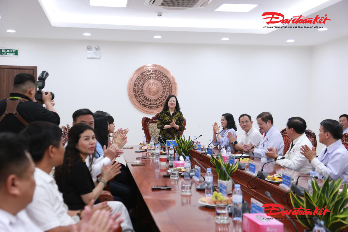 Đoàn công tác Bộ Y tế do bà Đào Hồng Lan - Ủy viên Ban Chấp hành Trung ương Đảng, Bộ trưởng Bộ Y tế làm trưởng đoàn đã đến thăm, làm việc tại Bệnh viện Ung bướu Nghệ An. Ảnh: PT