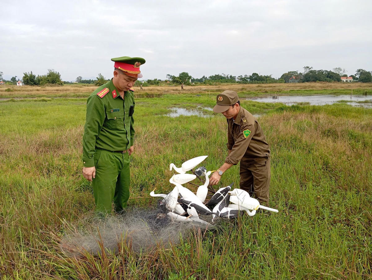 Cơ quan công an thu giữ nhiều tang vật vi phạm.