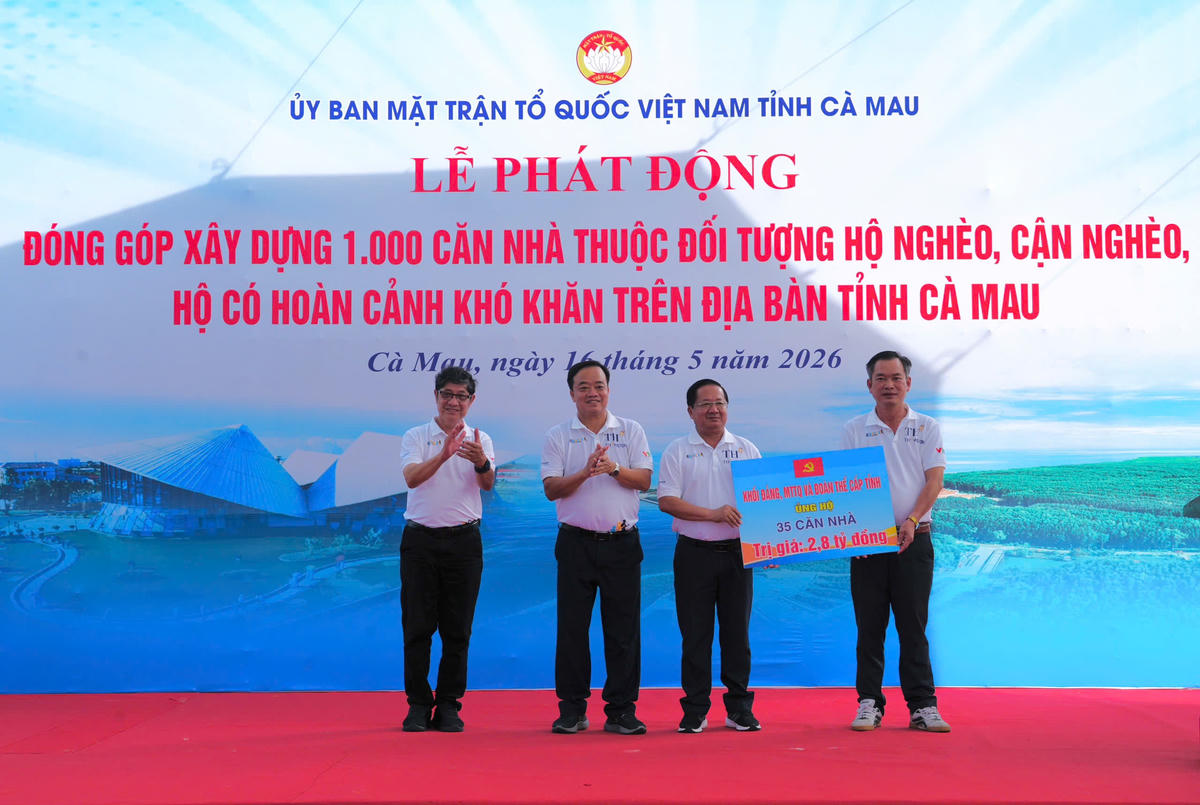 Ông Huỳnh Quốc Việt, Phó Bí thư Thường trực Tỉnh ủy đại diện khối Đảng, Mặt trận Tổ quốc và đoàn thể cấp tỉnh đăng ký ủng hộ 35 căn nhà. Ảnh MT