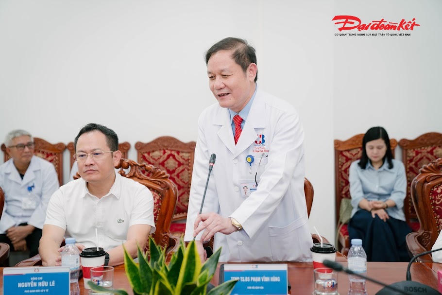 TTND.TS.BS Phạm Vĩnh Hùng - Giám đốc Bệnh viện Ung bướu Nghệ An phát biểu tại buổi làm việc. Ảnh: PT