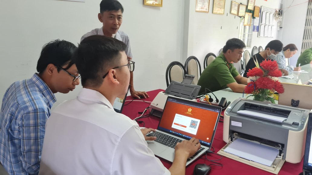 Cán bộ, công chức của Tổ hành chính lưu động phường Vĩnh Trạch, tỉnh Cà Mau chuẩn bị phương tiện để giải quyết thủ tục hành chính cho dân tại trụ sở khóm. Ảnh: Nguyên Du
