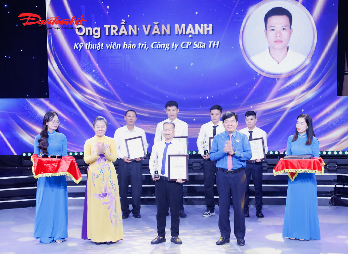 Đại diện Tổng Liên đoàn Lao động Việt Nam; Bà Võ Thị Minh Sinh - Phó Bí thư Tỉnh uỷ Nghệ An trao Giải thưởng “Công nhân Nghệ An làm theo lời Bác” cho các cá nhân tiêu biểu. Ảnh: ĐB