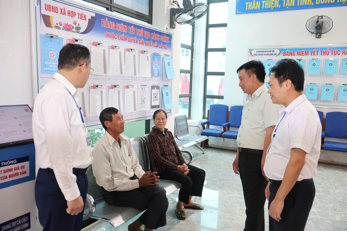 Phó Chủ tịch UBND thành phố Trần Văn Quân kiểm tra hoạt động của Trung tâm Phục vụ hành chính công xã Hợp Tiến. Ảnh minh họa.
