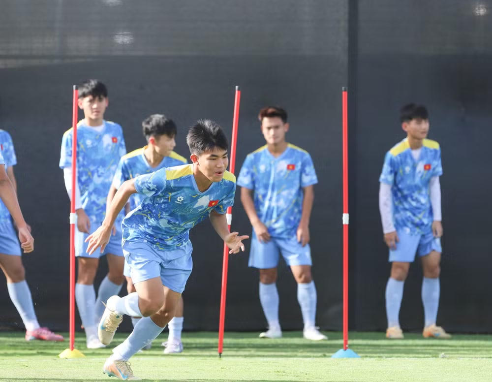 Các cầu thủ trẻ đang hưng phấn sau khi hoàn thành mục tiêu giành vé dự World Cup. (Ảnh: VFF)