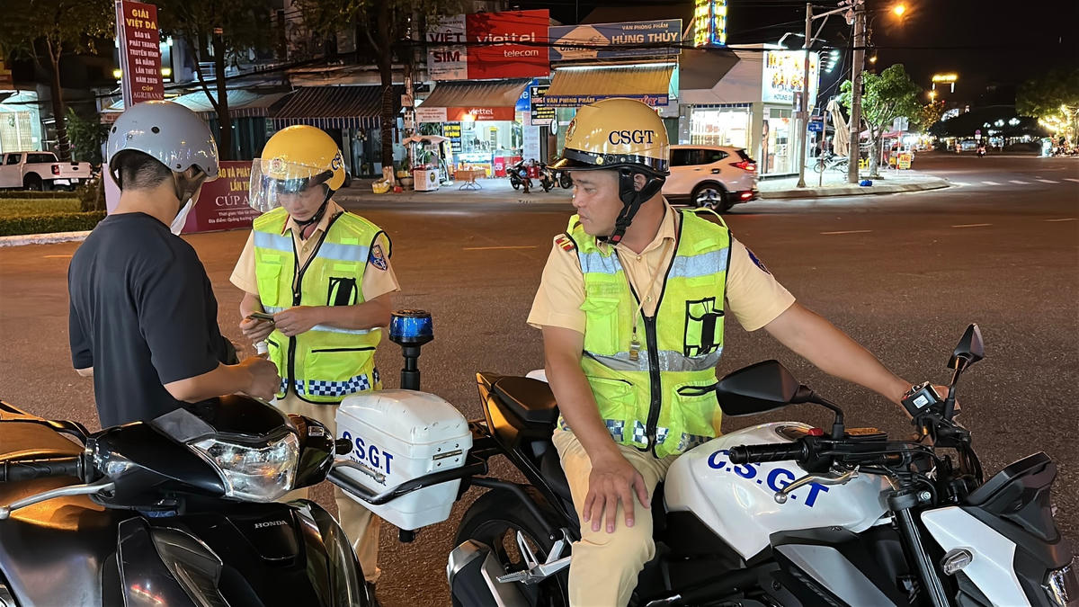 Lực lượng CSGT, Công an TP Đà Nẵng xử lý phương tiện độ, chế xe gây mất an toàn giao thông. Ảnh: TT.