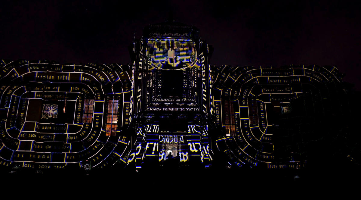 Màn trình chiếu&nbsp;mapping trong lễ khai mạc đã khiến cho du khách trầm trồ trước vẻ đẹp mà công nghệ mang lại trong không gian di sản.