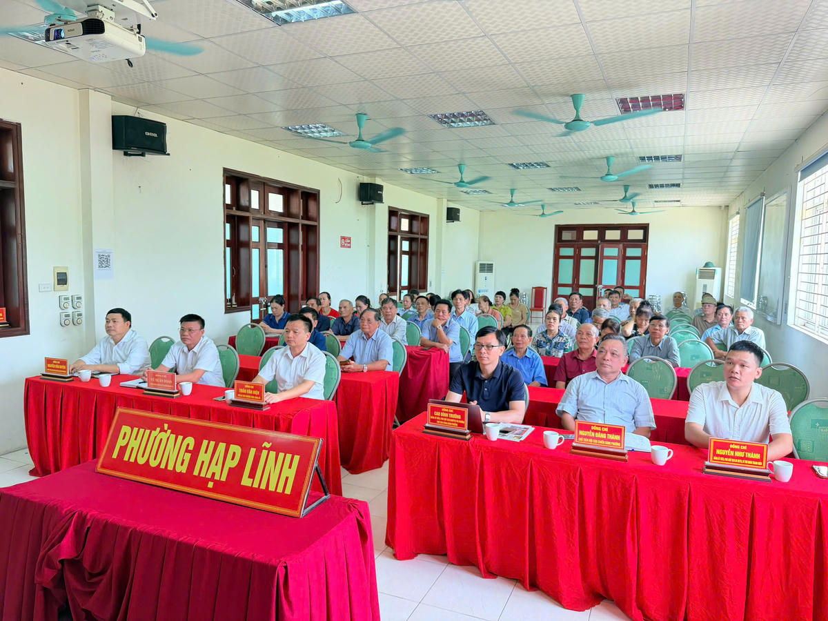 Các đại biểu phường Hạp Lĩnh dự hội nghị theo hình thức trực tuyến.