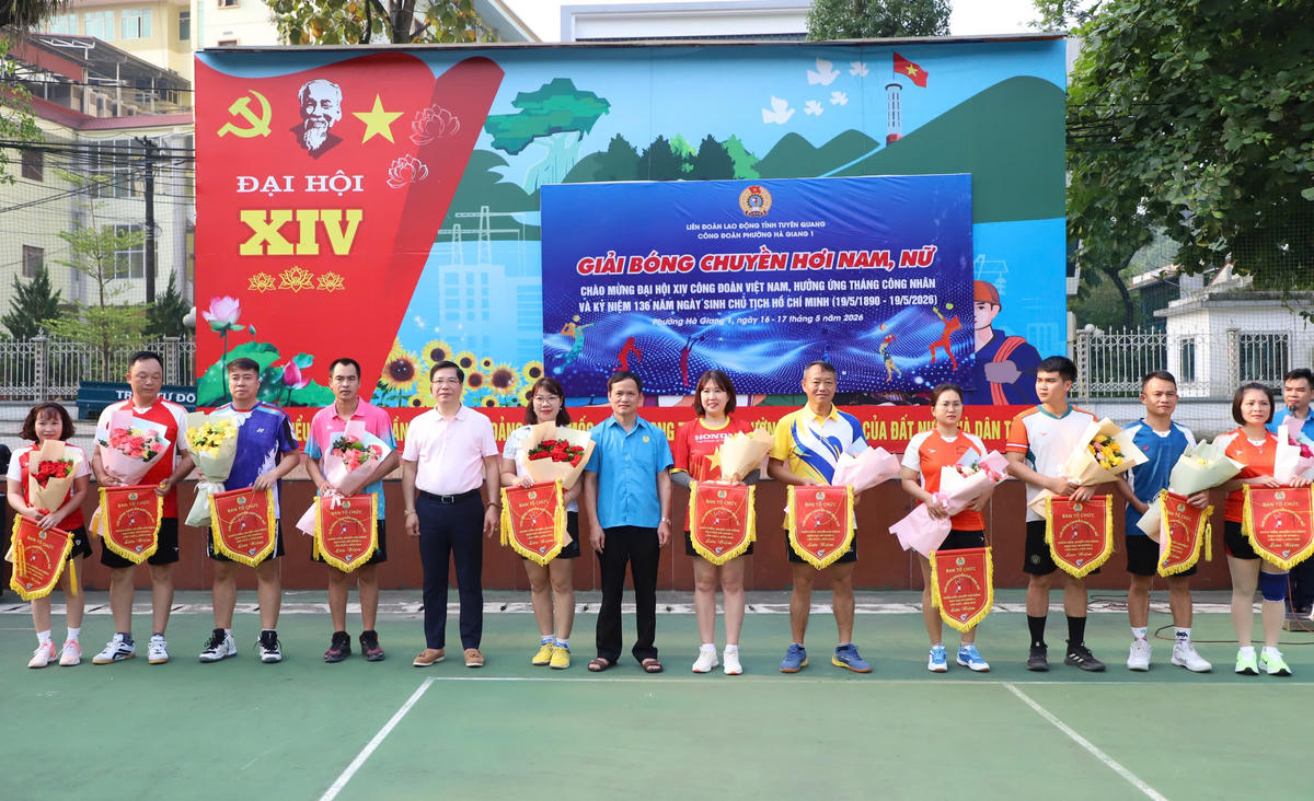 Ông Triệu Tài Phong, Phó Chủ tịch Ủy ban MTTQ Việt Nam tỉnh, Chủ tịch Liên đoàn Lao động tỉnh Tuyên Quang chúc mừng các đội tham gia giải.