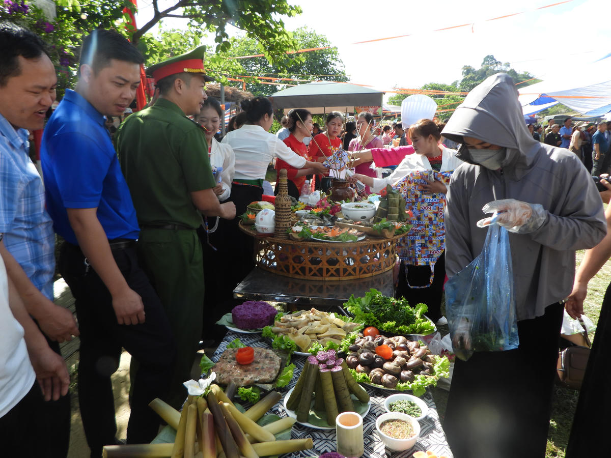 Các gian hàng trưng bày ẩm thực và nông sản, sản phẩm OCOP thu hút đông đảo người dân và du khách tham quan.