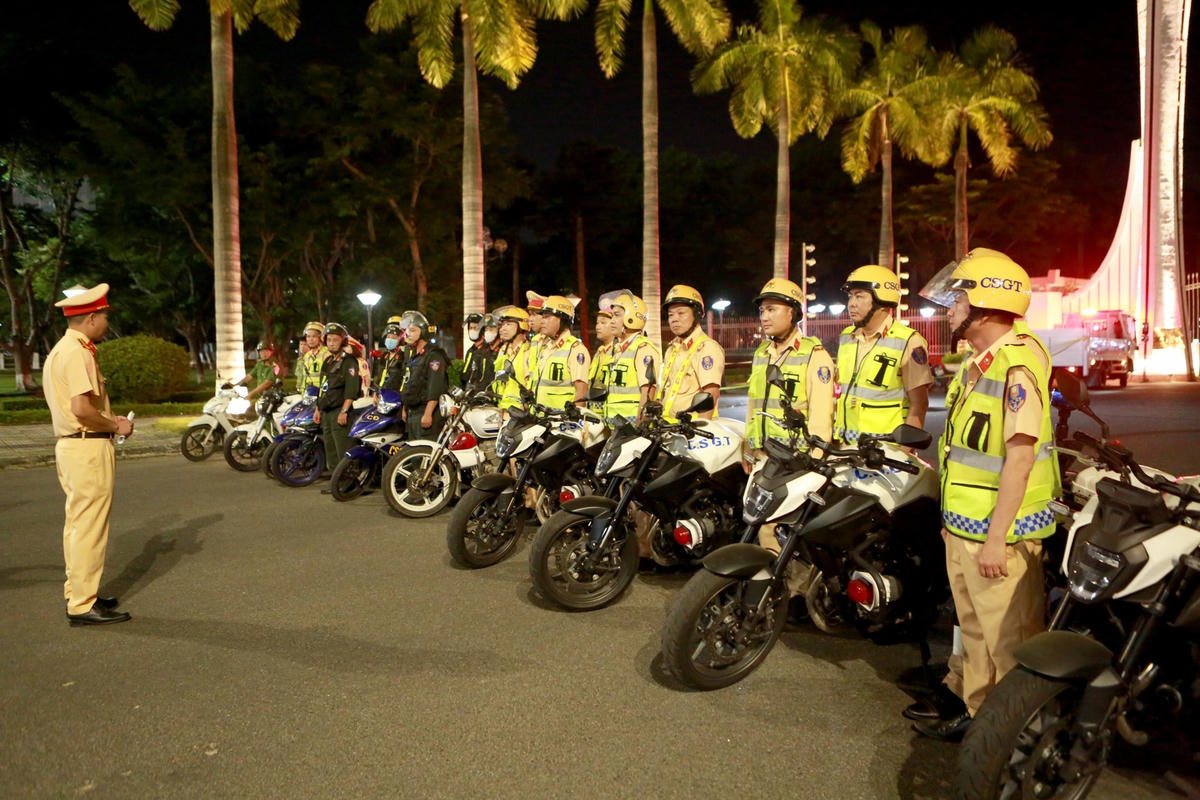 Lãnh đạo Phòng CSGT Công an TP  Đà Nẵng quán triệt các lực lượng trước buổi tuần tra. Ảnh: TT.