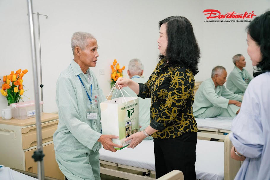Tặng quà động viên bệnh nhân ung thư. Ảnh: PT