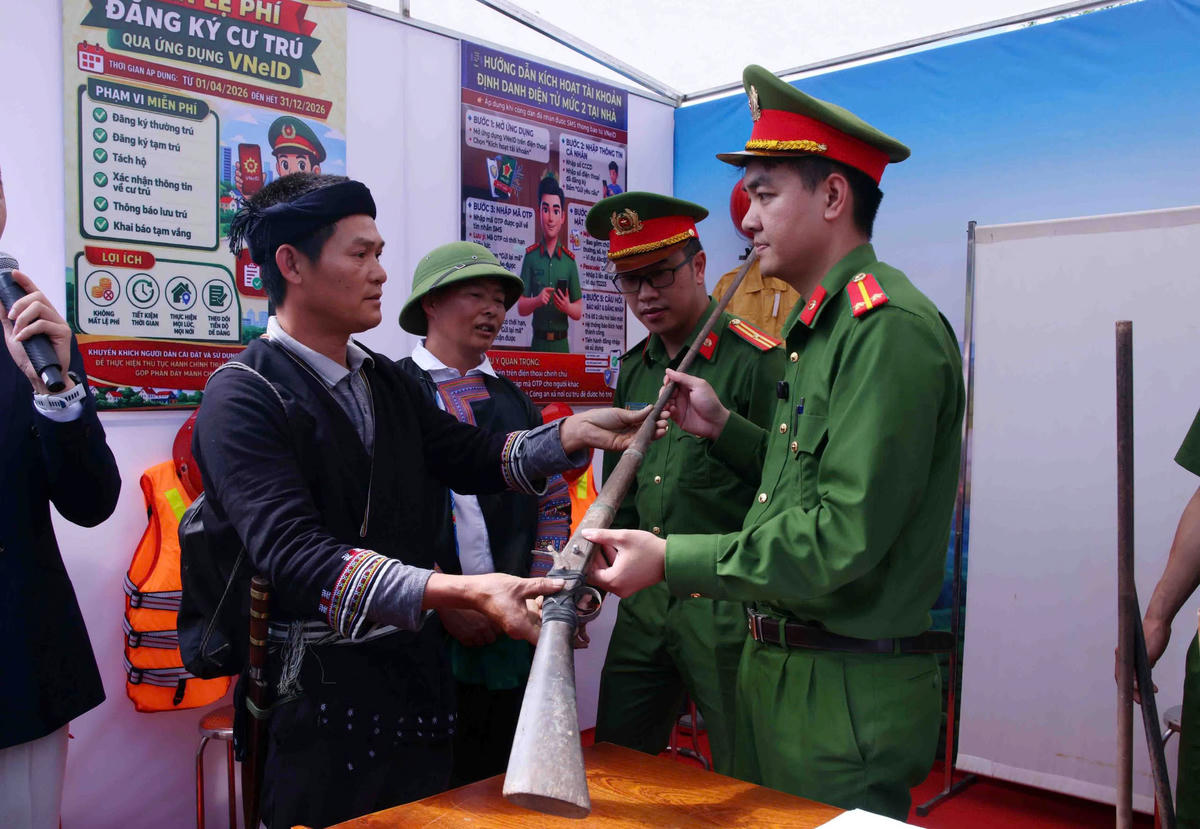 Người dân tự giác giao nộp vũ khí, vật liệu nổ và công cụ hỗ trợ tại Ngày hội “Vì bình yên bản làng” ở Vân Hồ.