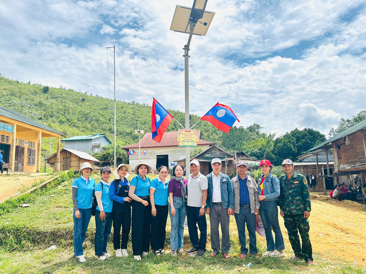 Công trình “Ánh sáng đường biên - Đường cờ Tổ quốc” trên bản Sê Sáp. M.L.