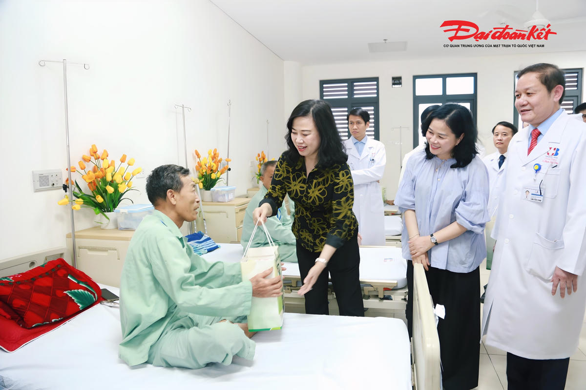 Bộ trưởng Y tế thăm, động viên y bác sĩ, bệnh nhân ung thư tại Nghệ An