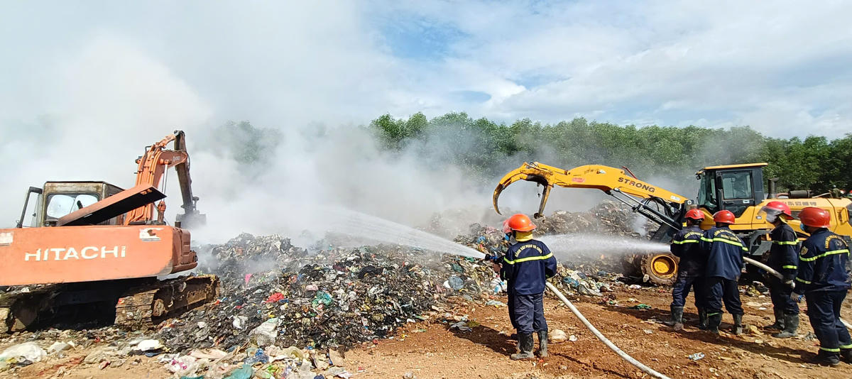 Quảng Trị: Nỗ lực dập tắt đám cháy dài ngày tại khu xử lý rác