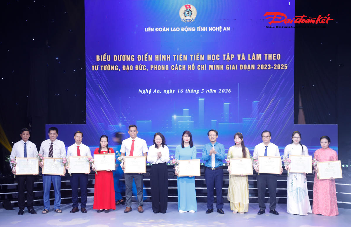 23 cá nhân, tập thể được biểu dương là điển hình tiên tiến trong học tập, làm theo tư tưởng, đạo đức, phong cách Hồ Chí Minh lần thứ 1 do Liên đoàn Lao động tỉnh Nghệ An tổ chức. Ảnh: ĐB