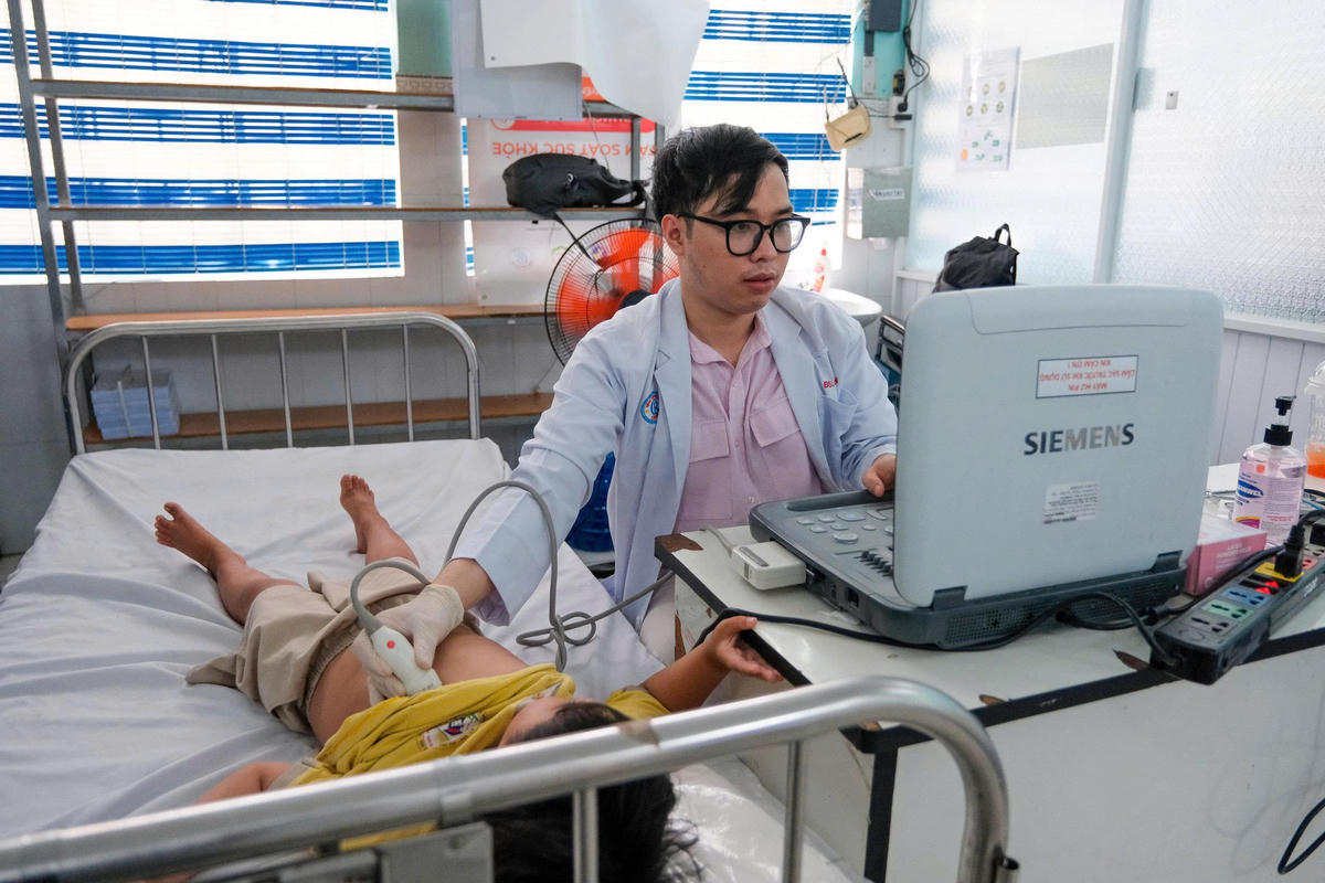 Nhiều trẻ em có hoàn cảnh khó khăn được tầm soát bệnh miễn phí. Ảnh: Đ.L