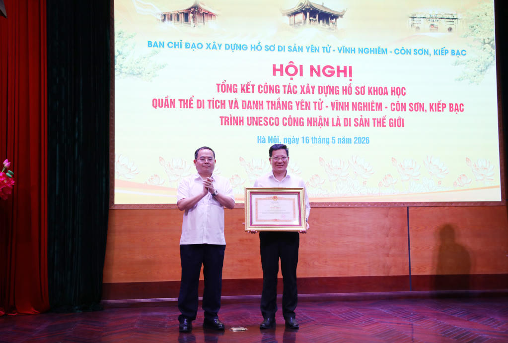 Thừa ủy quyền của Thủ tướng Chính phủ, Bí thư Tỉnh ủy Quảng Ninh Quản Minh Cường trao Bằng khen của Thủ tướng Chính phủ cho Sở Văn hóa, Thể thao và Du lịch.