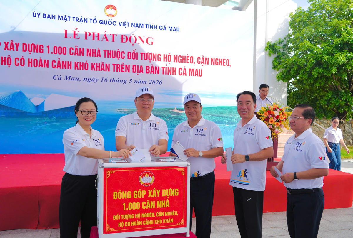 Ông Nguyễn Hồ Hải, Ủy viên Ban Chấp hành Trung ương Đảng, Bí thư Tỉnh ủy, Trưởng đoàn Đại biểu Quốc hội tỉnh; đồng chí Nguyễn Thị Quyên Thanh, thứ trưởng Bộ Giáo dục và Đào tạo cùng lãnh đạo tỉnh hưởng ứng lễ phát động. Ảnh MT