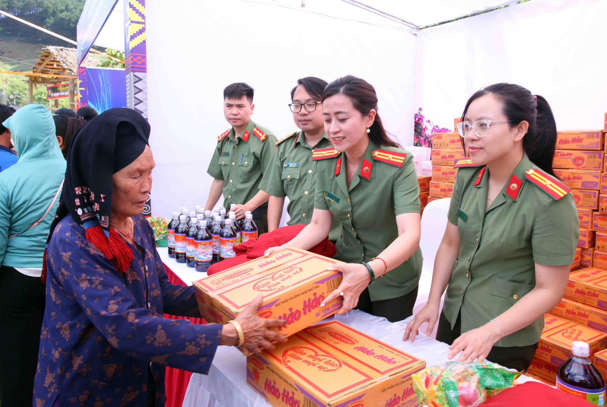 Cán bộ chiến sĩ CAND phát quà cho người dân tại các gian hàng 0 đồng.