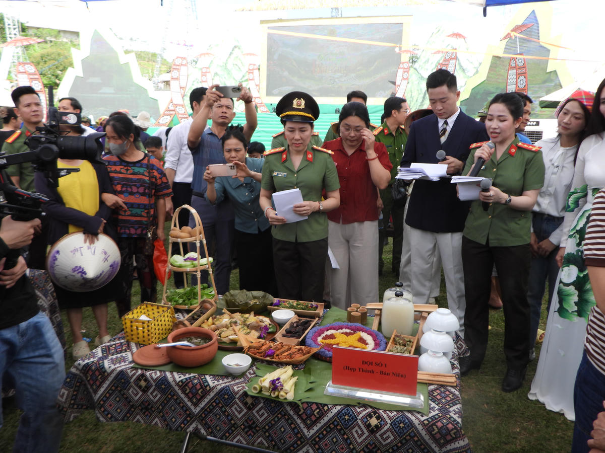 Ban Tổ chức chấm thi các món ăn truyền thống của đồng bào địa phương tại Ngày hội
