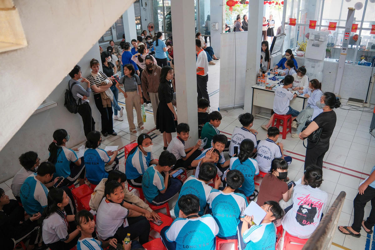 Đông đảo phụ nữ và học sinh tham gia tầm soát bệnh miễn phí. Ảnh: Đ.L