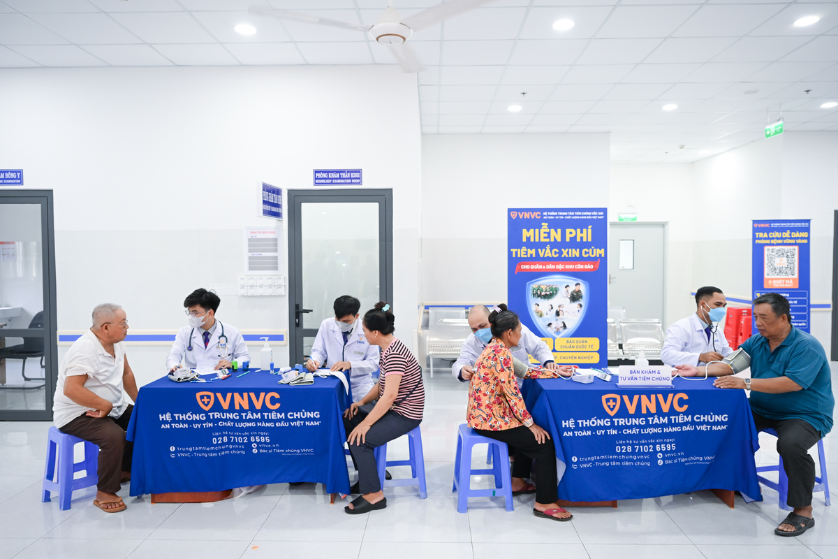 Đông đảo người dân và chiến sĩ quan tâm, có mặt tại chương trình để đón nhận món quà sức khỏe từ Hệ thống Tiêm chủng VNVC. Ảnh: Minh Trung