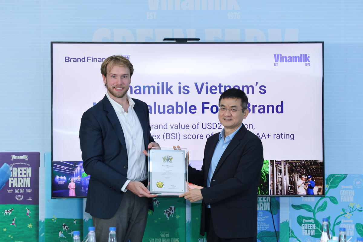 Ông Nguyễn Quang Trí, Giám đốc Điều hành Marketing Vinamilk, nhận chứng nhận Top 100 thương hiệu giá trị nhất Việt Nam từ đại diện Brand Finance. Ảnh: Vi Nam
