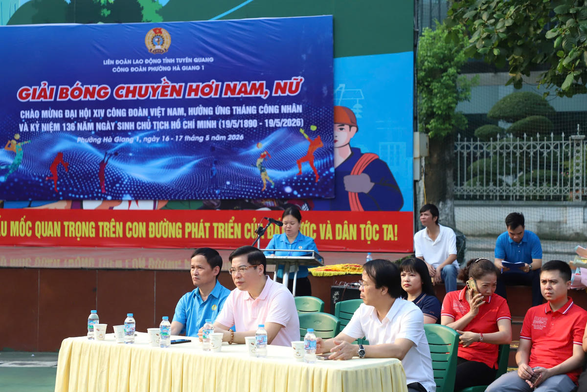 Đại biểu, lãnh đạo Liên đoàn Lao động tỉnh Tuyên Quang và phường Hà Giang 1 tham dự khai mạc Giải bóng chuyền hơi nam, nữ phối hợp năm 2026.
