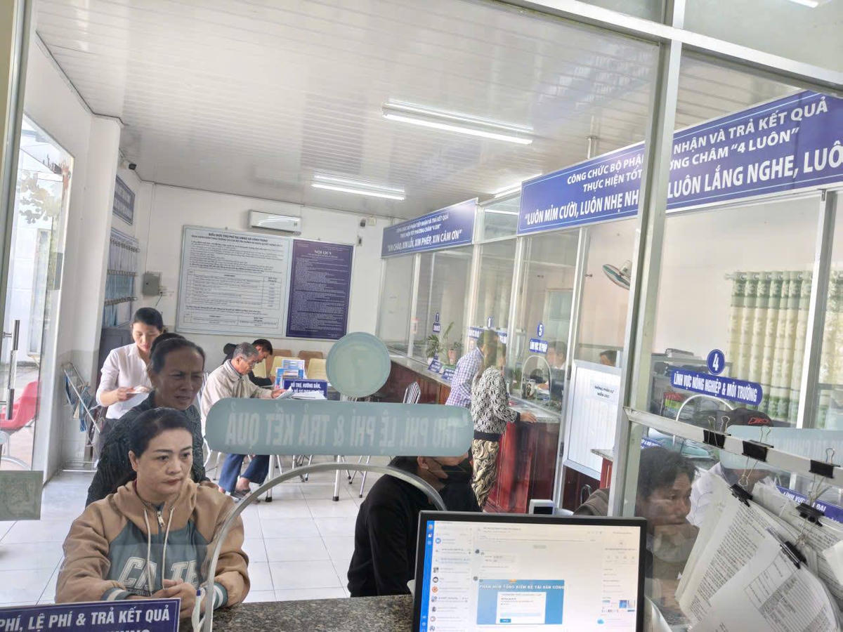 Người dân làm thủ tục hành chính tại Trung tâm Phục vụ hành chính công xã Vĩnh Trinh. Ảnh CTT