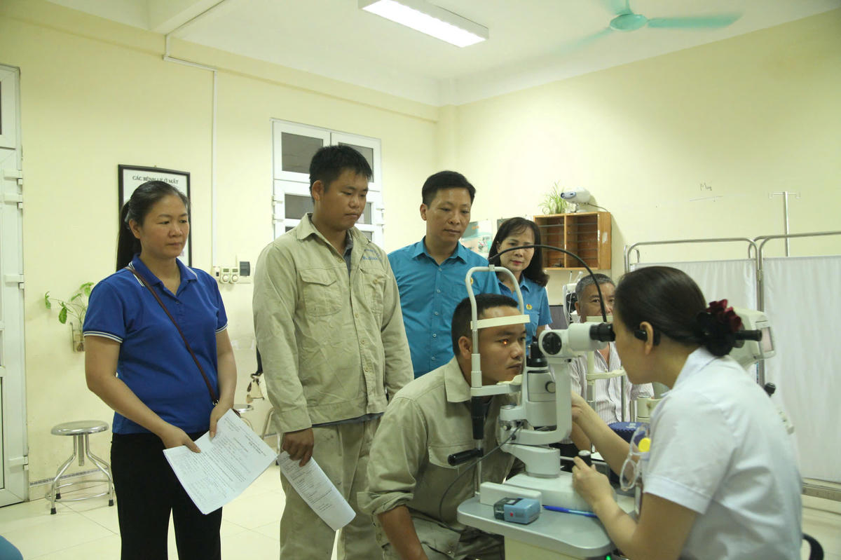 Các y, bác sĩ khám chuyên khoa mắt cho người lao động.