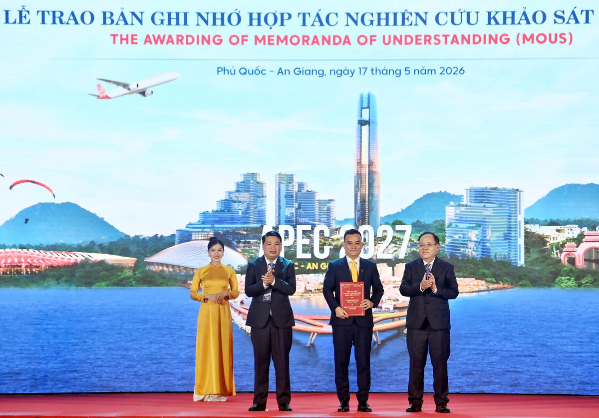 Ông Bùi Thành Trung - Chủ tịch Sun Group Vùng Miền Nam nhận biên bản ký kết ghi nhớ hợp tác nghiên cứu khảo sát đầu tư.&nbsp;Ảnh: SG