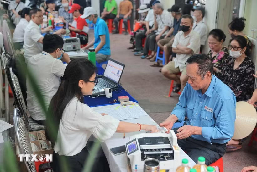 Điểm chi trả lương hưu, trợ cấp bảo hiểm xã hội phường Bạch Đằng (quận Hai Bà Trưng, Hà Nội). (Ảnh: Hoàng Hiếu/TTXVN).