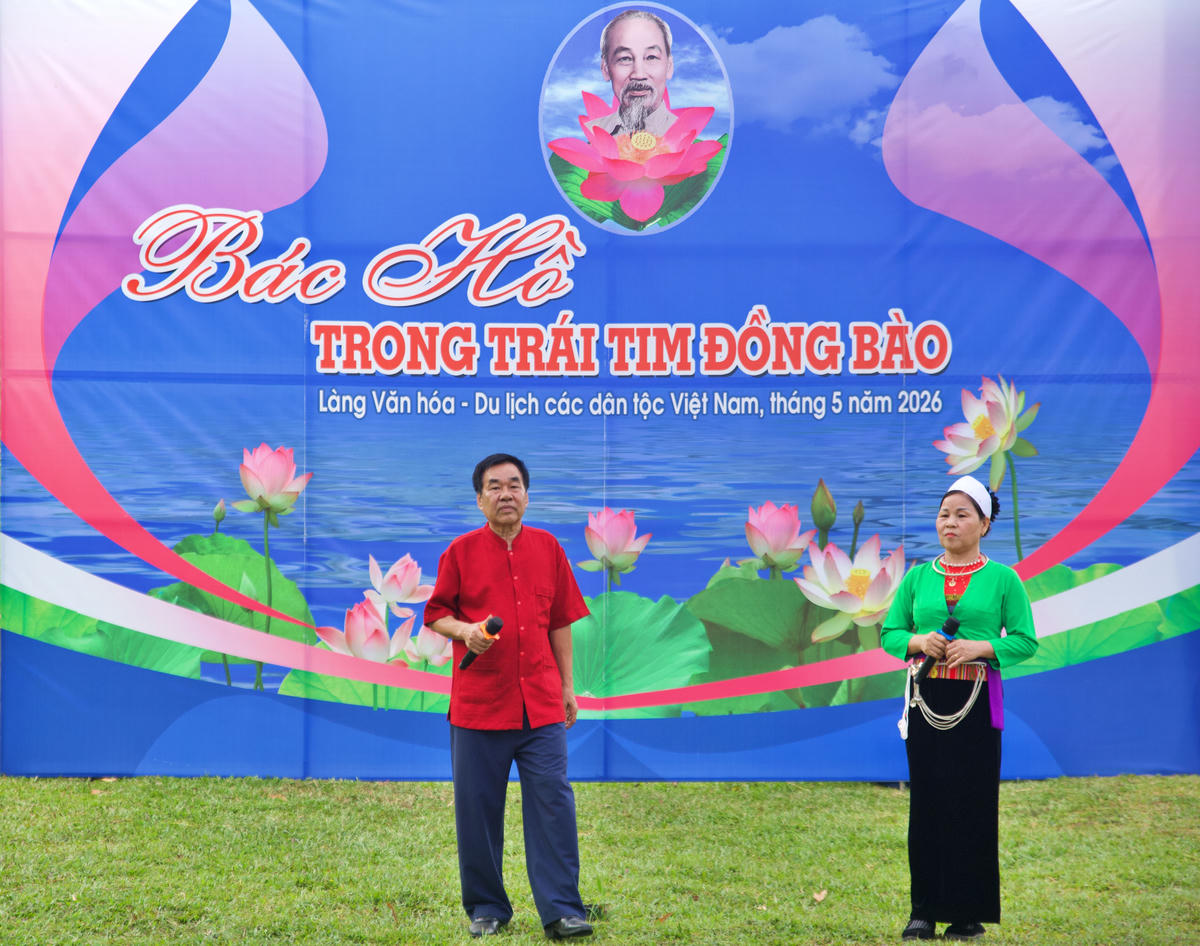 Với lòng biết ơn sâu sắc, đồng bào cất cao lời ca vừa tha thiết, vừa hân hoan để bày tỏ tấm lòng thủy chung son sắt.