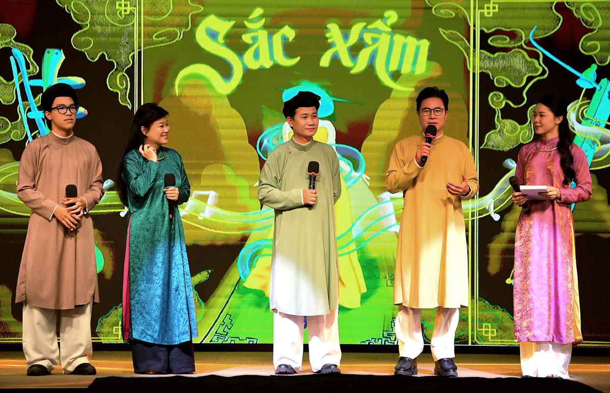 Tại sân khấu của “Sắc xẩm” - nghệ sĩ cùng khách mời, khán giả đã có những giây phút giao lưu, trò chuyện và màn thị phạm trực tiếp đầy thú vị.
