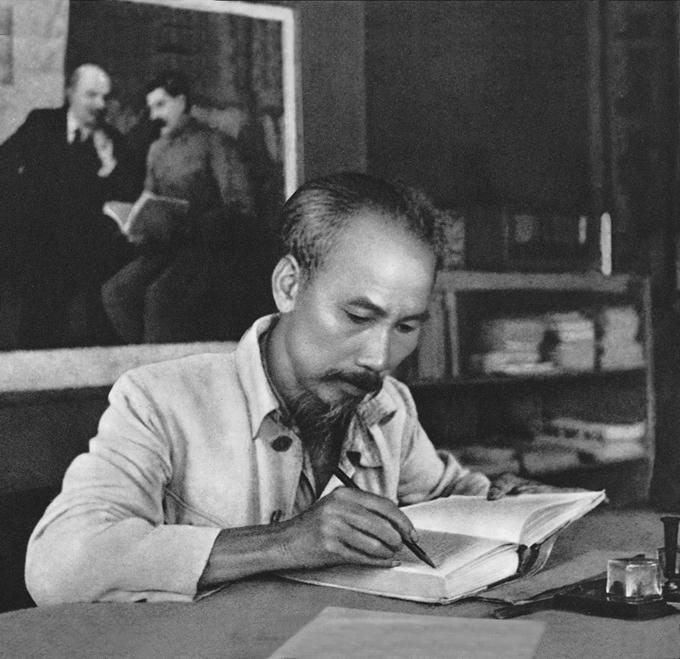 Chủ tịch Hồ Chí Minh là bậc thầy của phương pháp tư tưởng cách mạng và sáng tạo. Trong ảnh: Chủ tịch Hồ Chí Minh trong phòng làm việc của Người ở căn cứ Việt Bắc. (Ảnh tư liệu).