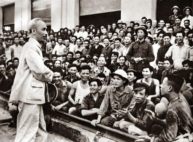 Đến thăm nhà máy xe lửa Gia Lâm vào đúng ngày sinh nhật 19.5.1955, Người nhắc nhở công nhân, cán bộ phát huy truyền thống cách mạng của nhà máy, ra sức xây dựng miền Bắc, ủng hộ miền Nam. Ảnh tư liệu: TTXVN.